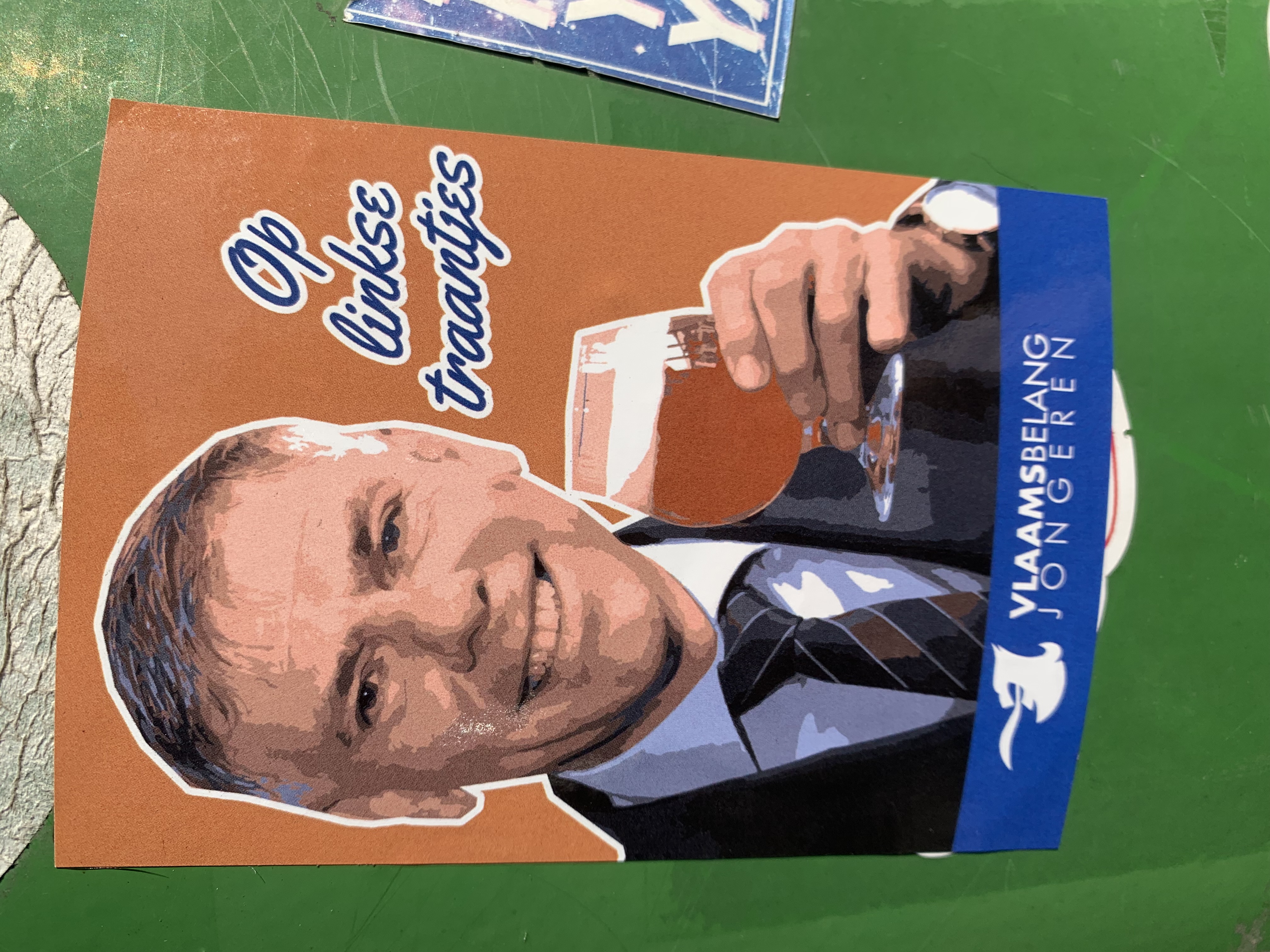 A picture of Filip Dewinter with a white outline and sepia-esque filter. To the right it says “Op linkse traantjes”. On the bottom is a blue Vlaams Belang Jongeren banner